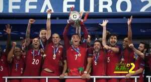 Cristiano-Ronaldo-levanto-campeon-Euro_LNCIMA20160710_0202_5