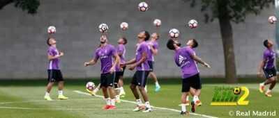 فيديو : لقطة انسانية رائعة ” لاعبو ريال مدريد يلتقطون الصور مع فتاة مقعدة “