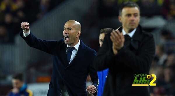 Real Madrid's French coach Zinedine Zidane (L) gives instructions to players during the Spanish league "Clasico" football match FC Barcelona vs Real Madrid CF at the Camp Nou stadium in Barcelona on April 2, 2016. / AFP / LLUIS GENE