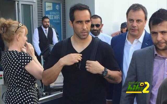 حارس برشلونة يصل لمدينة مانشستر