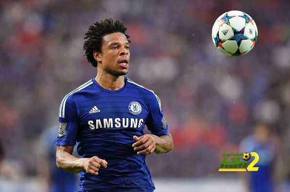 BANGKOK, THAILAND - MAY 30: Loic Remy #18 of Chelsea FC looks the ball during the international friendly match between Thailand All-Stars and Chelsea FC at Rajamangala Stadium on May 30, 2015 in Bangkok, Thailand.  (Photo by Thananuwat Srirasant/Getty Images)