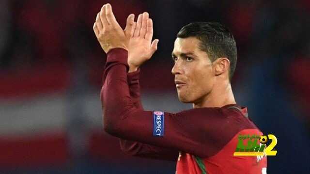 فيديو : هكذا تعامل كريستيانو مع مشجع اقتحم الملعب من أجله