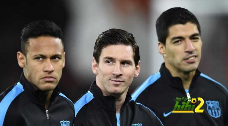 صورة : ثلاثي الـ MSN مع كرة الهاتريك بعد اللقاء
