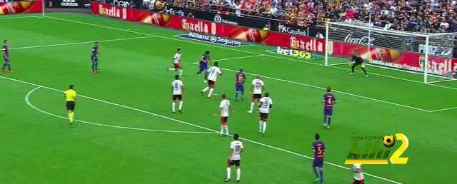 الحكم يحتسب ركلة جزاء لبرشلونة في الدقيقة الأخيرة من المباراة