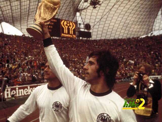 Bildnummer: 01842609 Datum: 07.07.1974 Copyright: imago/WEREK Ehrenrunde: Gerd Müller (re.) und Wolfgang Overath (beide BR Deutschland) präsentieren den Zuschauern im Münchner Olympiastadion den Pokal, die Anzeigetafel beschäftigt sich schon mit der nächsten WM: Argentina 78; quer, Trophäe, Weltmeisterpokal, Jubel, jubeln, Siegesjubel, Sieg, Sieger, Anzeigetafel, Anzeige, Tafel, Stadionanzeige, Schriftzug Weltmeisterschaft 1974, Länderspiel, Nationalmannschaft, Nationalteam, Nationaltrikot, Vdia München Finale, Endspiel, Weltpokal, Weltmeister Freude, Fußball WM Herren Mannschaft Gruppenbild optimistisch Randmotiv Personen Objekte