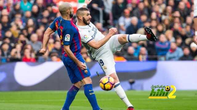 FC Barcelona's Javier Mascherano , Real Madrid's Karim Benzema during spanish La Liga match between Futbol Club Barcelona and Real Madrid  at Camp Nou Stadium in Barcelona , Spain. Decembe r03, 2016.