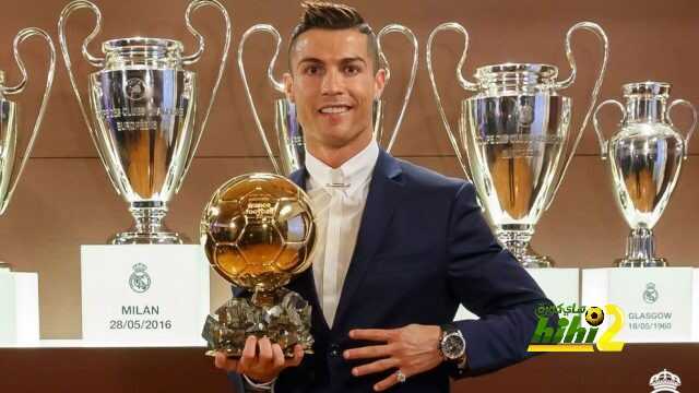 المنتخب البرتغالي يهنيء كريستيانو