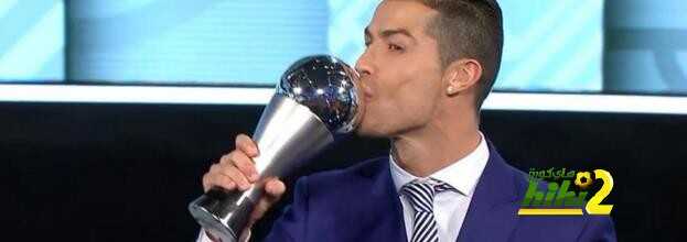 كريستيانو رونالدو يسخر من برشلونة في حفل الفيفا