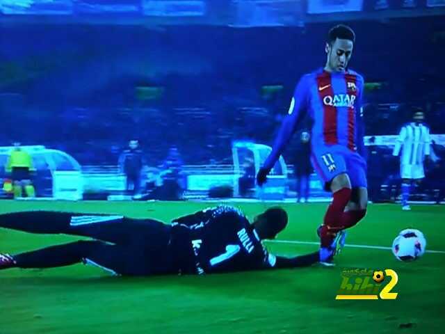 صورة : الحكم يشهر بطاقة صفراء في وجه نيمار بعد عرقلته من حارس سويسداد
