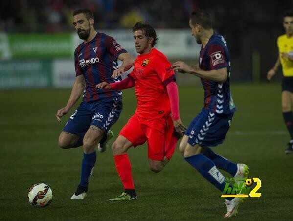 الحكم يطرد روبيرتو وبرشلونة يلعب منقوصا