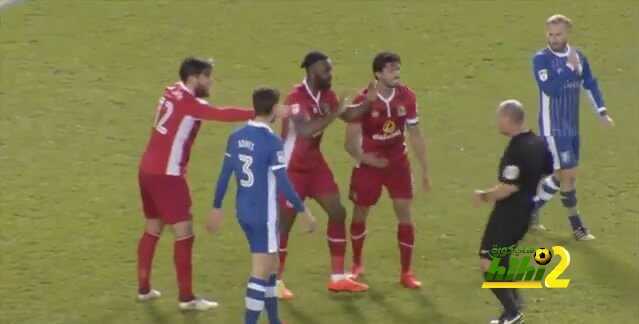 فيديو: حكم يقوم بالتمثيل من اجل طرد لاعب