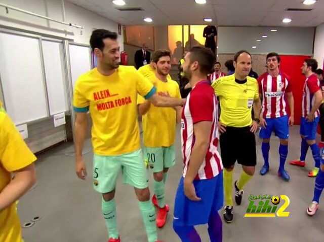 صورة : نجوم برشلونة يرتدون قمصانا لدعم أليكس فيدال