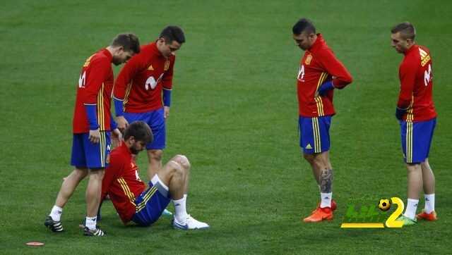 بيكيه يثير القلق في مران المنتخب الإسباني
