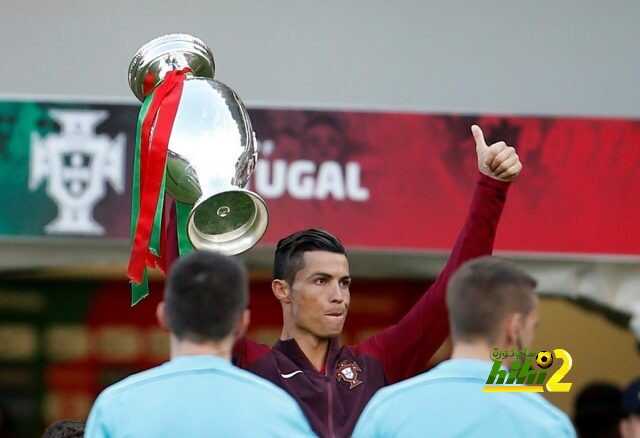 صور : كريستيانو يُقدم كأس اليورو للجماهير