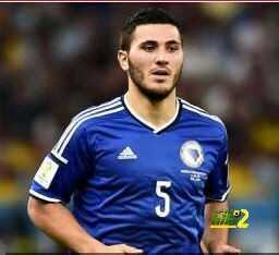 ميلان يصر على ضم لاعب شالكة