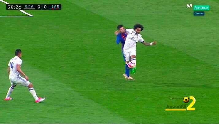 صور : مارسيلو يصيب ميسي في وجهه
