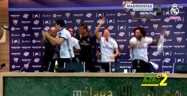 صورة : نجوم ريال مدريد يقطعون المؤتمر الصحفي لزيدان للاحتفال باللقب