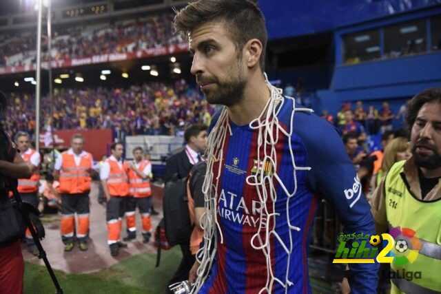 صورة : بارترا يقلد بيكيه في إحتفالاته بكأس ألمانيا