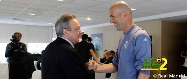 صور : زيارة بيريز لبعثة ريال مدريد قبل النهائي