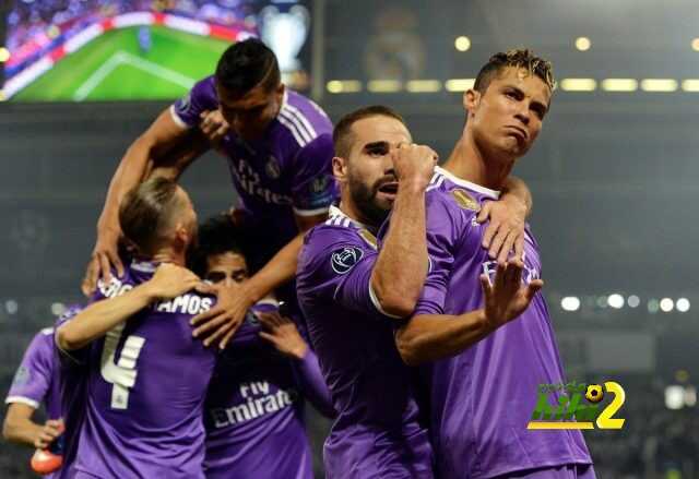 صورة : فيرغيسون يُسلم كريستيانو جائزة أفضل لاعب