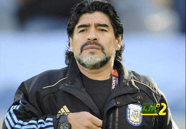 مارادونا يمنح قميصه المحجوب لإنسيني