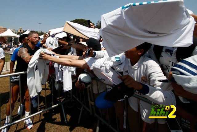 صورة : مشجعو الريال يحتشدون للحصول على توقيع راموس