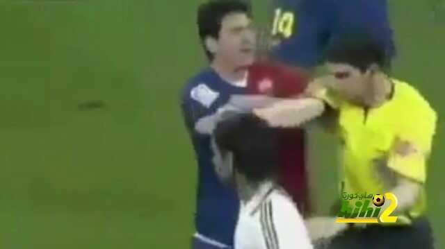 فيديو : ميسي يدفع حكم كلاسيكو 2009