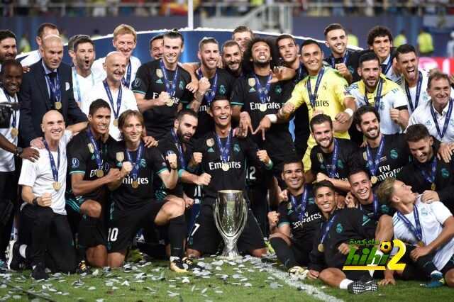 صورة : لحظة نحت اسم ريال مدريد على كأس السوبر