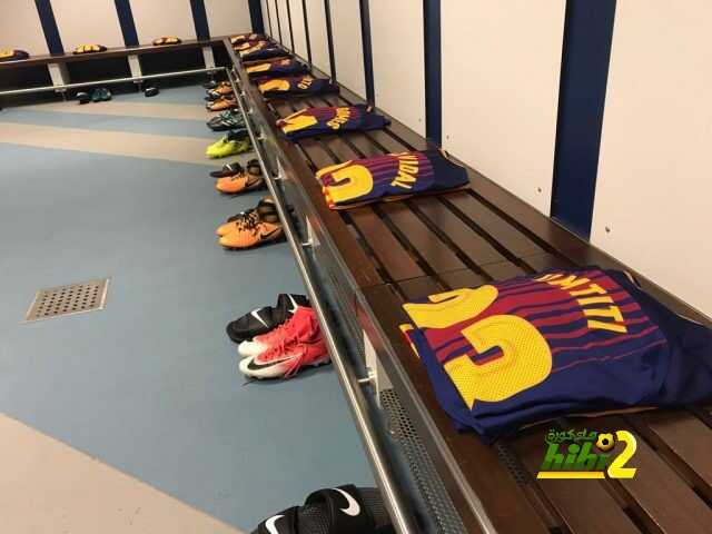 صور : غرفة ملابس نجوم برشلونة في البيرنابيو