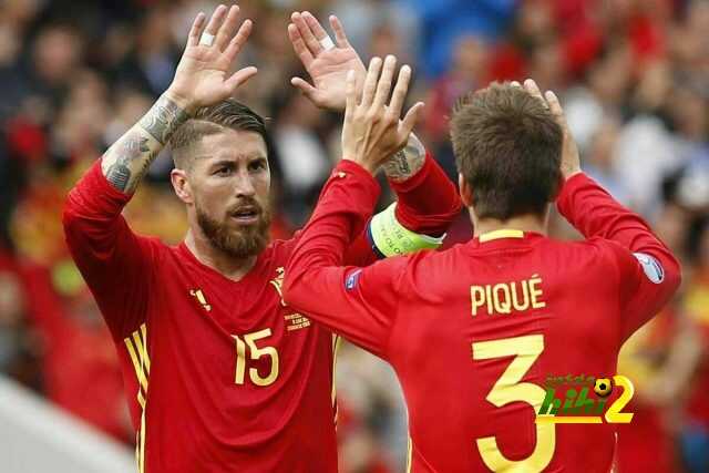 لاعبو المنتخب الإسباني يقومون بحملة لدعم بيكيه