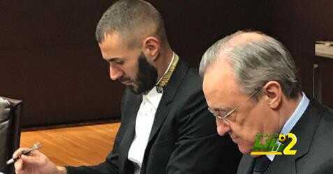 بينزيما يحتفل بتمديد عقده عبر التويتر