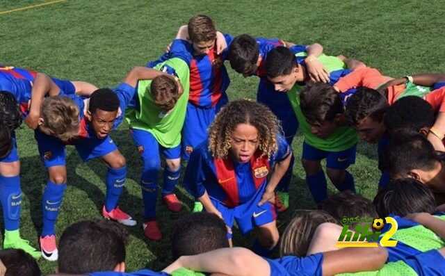 برشلونة قلق بسبب سيطرة رايولا على نجمه الشاب