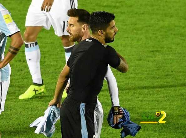 صور : ميسي وسواريز يتبادلان القمصان