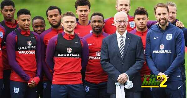 بوبي شارلتون يدعم المنتخب الإنجليزي في تصفيات كأس العالم