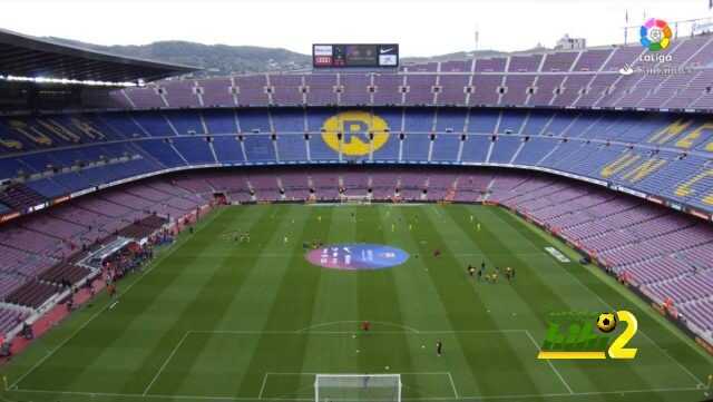 لاعبو برشلونة ولاس بالماس يجرون الإحماء في غياب الجماهير