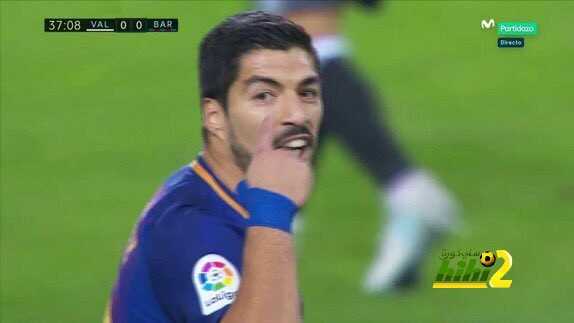 🔴 سواريز يطلب من الحكم رؤية كرة ميسي مرة اخرى