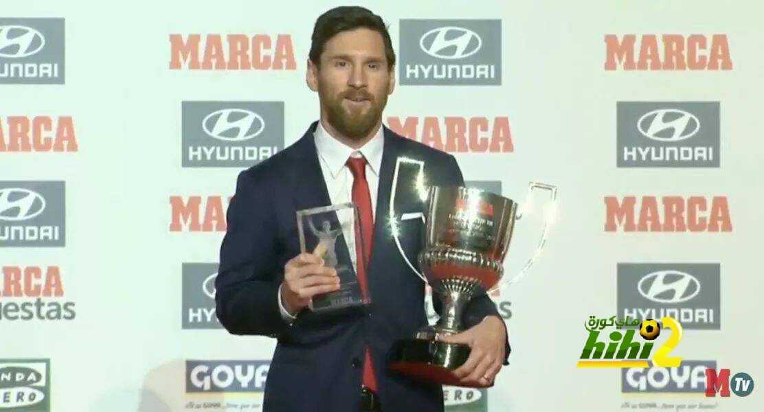 صورة : ميسي مع جائزتي افضل لاعب وافضل هداف