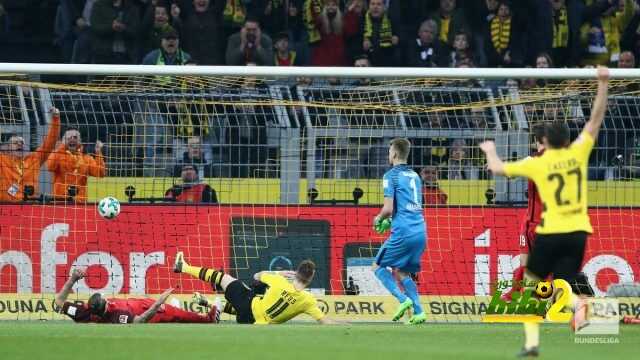 النيران الصديقة تمنح بوروسيا دورتموند التقدم على فرانكفورت بالشوط الأول