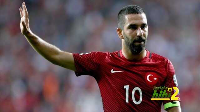 نجم برشلونة السابق يتهكم على صحفي تركي بسبب زوجته