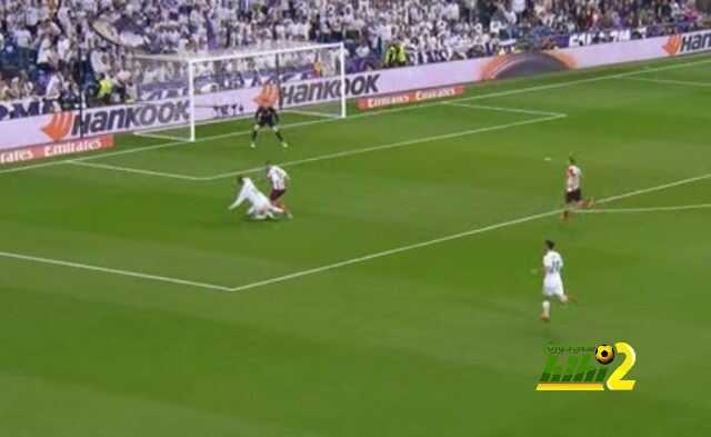 كريستيانو يطالب الحكم باحتساب ركلة جزاء
