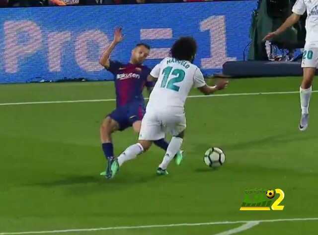 مارسيلو يطالب الحكم باحتساب ركلة جزاء