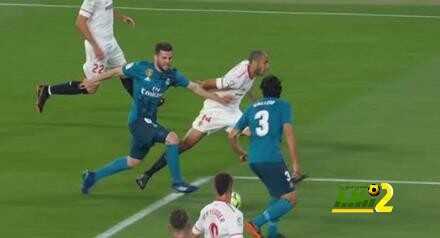 بيزارو يطالب الحكم باحتساب ركلة جزاء على ناتشو