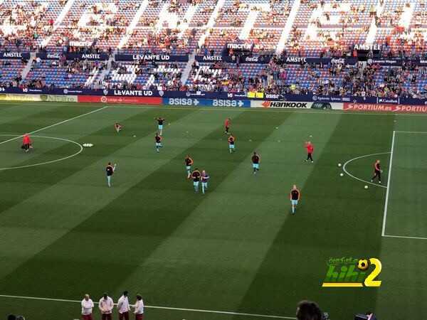 🔴 لاعبي برشلونة يجرون عمليات الاحماء