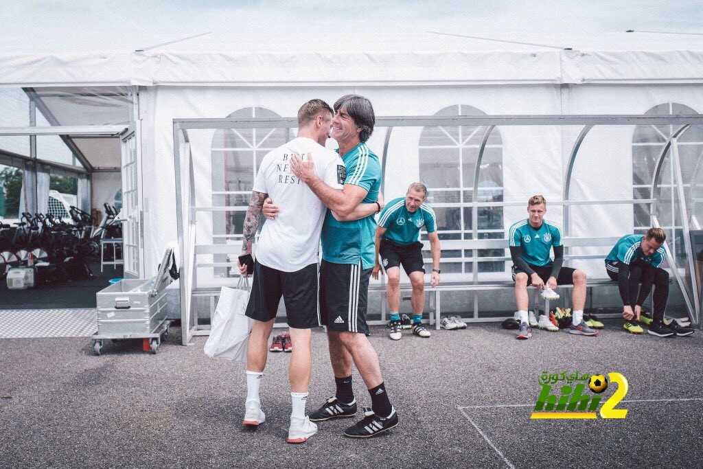 صور : كروس يتلقى التهنئة من لوف وزملائه على التتويج بدوري الابطال