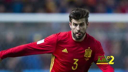 بيكيه يحتفل بمباراته رقم 100 مع اسبانيا