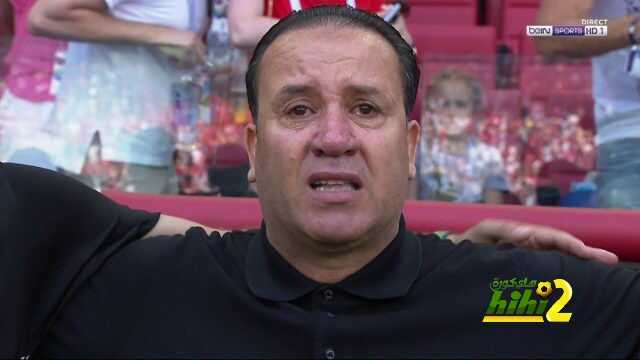 نبيل معلول يبكي أثناء عزف النشيط الوطني التونسي