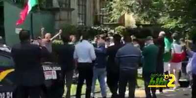 🔴 بالفيديو.. الجماهير المكسيكية تحتفل بالتأهل عند السفارة الكورية