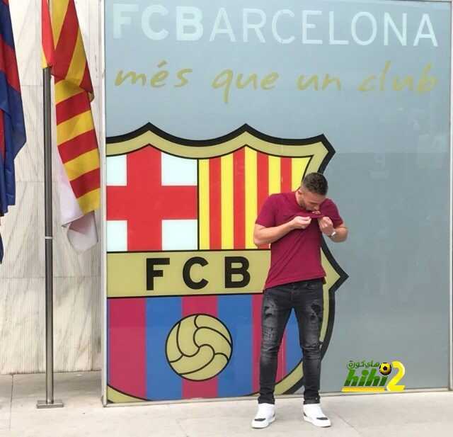 ارثر يُقبل شعار برشلونة أمام درع النادي