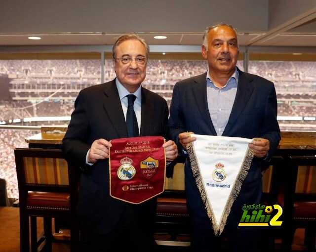 بيريز وبالوتا يتبادلان الهدايا خلال لقاء الريال وروما