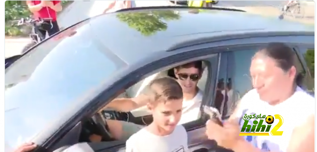 🔴 المعجبين يلتقطون الصور مع تيبو كورتوا